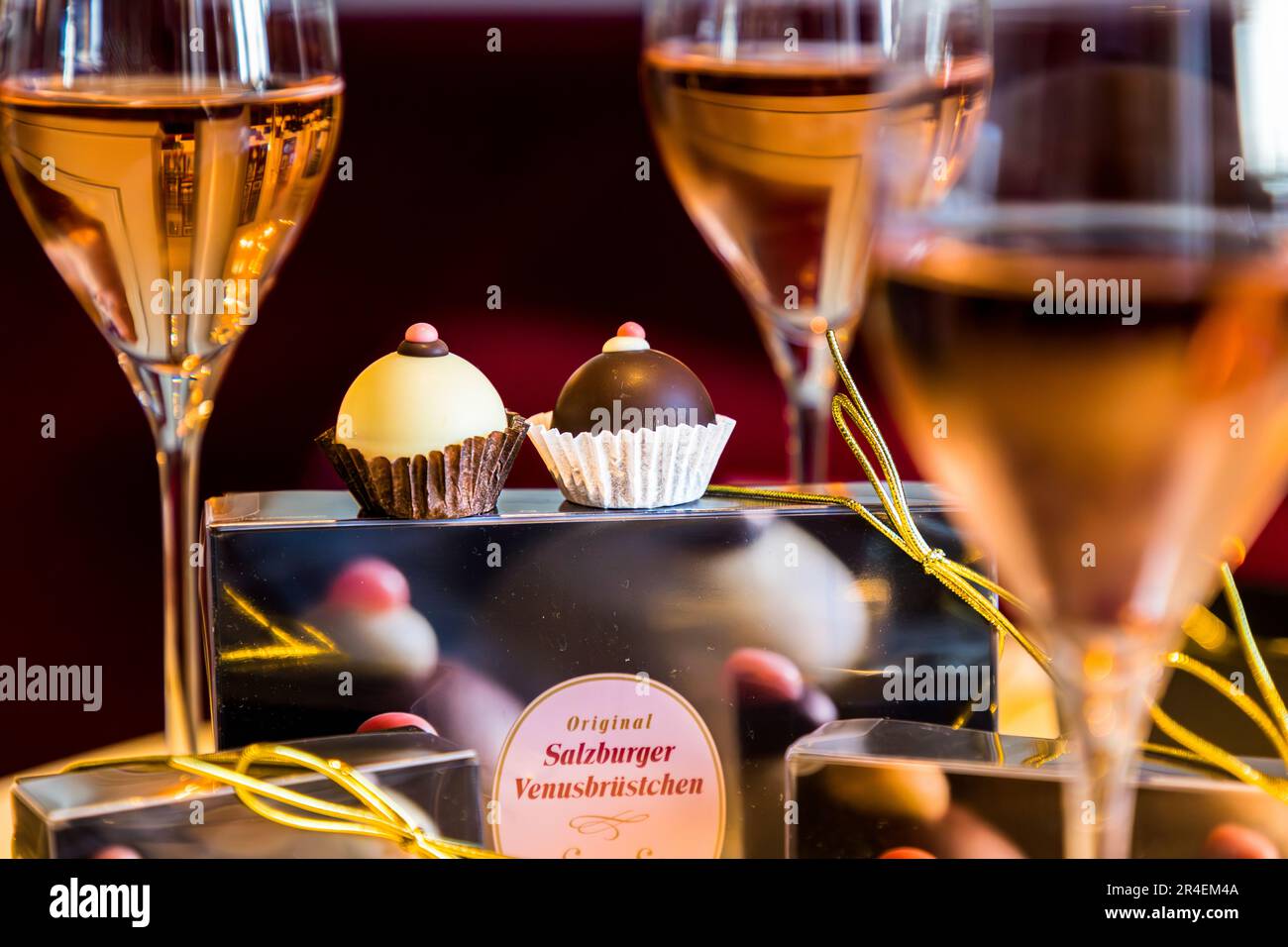 Original Salzburger Venusbrüstchen sind Pralinen mit Kastaniennougat-Sahne und ein Stück marinierter Amarena-Kirsche mit weißer oder dunkler Schokolade. Empfohlener Verzehr, weiße Schokolade mit Prosecco, schwarz mit Kaffee. Salzburg, Österreich Stockfoto