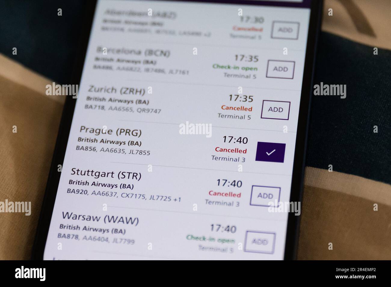 Die Heathrow Airport App zeigt Flugstornierungen von British Airways auf dem Bildschirm eines Smartphones in London an. British Airways hat aufgrund eines IT-Systemausfalls am Donnerstag und Freitag Hunderte von Flügen gestrichen. Stockfoto