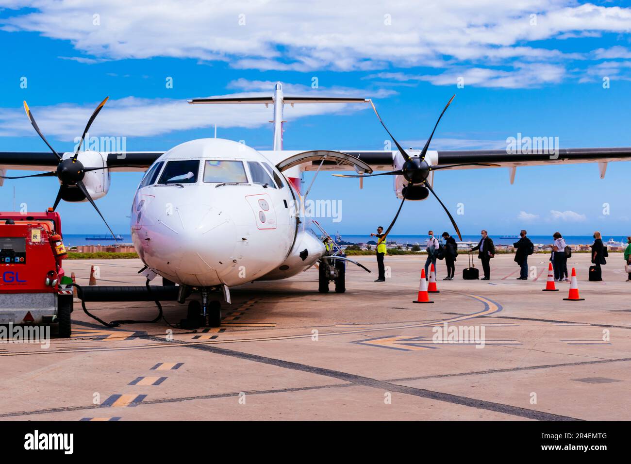 Passagiere, die das Flugzeug Airnostrum, eine Tochtergesellschaft der nationalen Fluggesellschaft Iberia, am Flughafen Melilla besteigen. Melilla, Ciudad Autónoma de Melilla, Spanien, Stockfoto