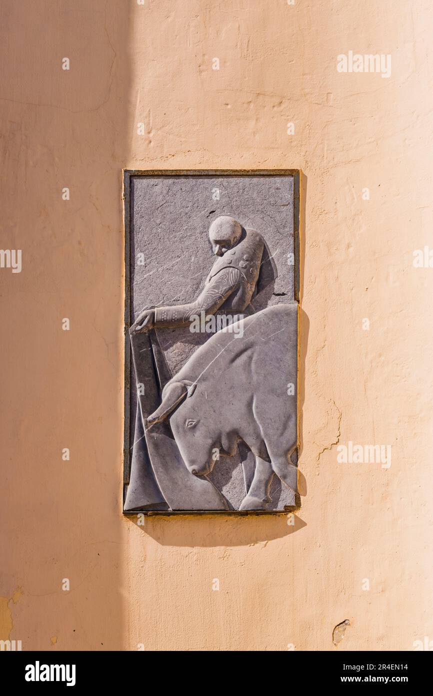 Basrelief in Stein einer Stierkampfszene geschnitzt. Die Stierkampfarena von Melilla, auch bekannt als die Moschee der Stierkämpfe, Mezquita del toreo. Es ist an Stockfoto