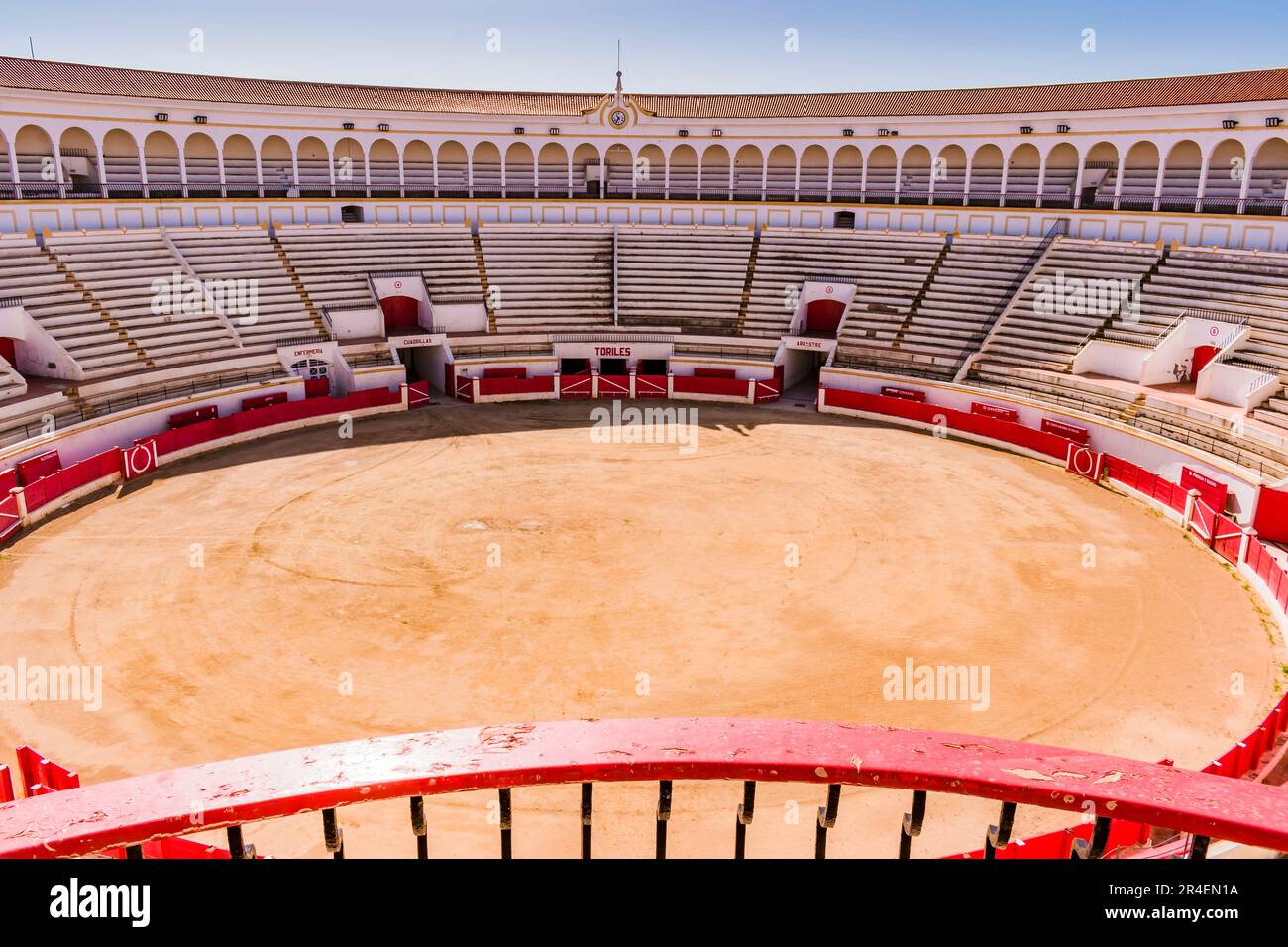 Arena oder Ruedo, ein Feld mit dicht gepacktem zerdrücktem Felsen, Albero, das die Bühne für den Stierkampf ist. Die Stierkampfarena von Melilla, auch bekannt als Moschee Stockfoto