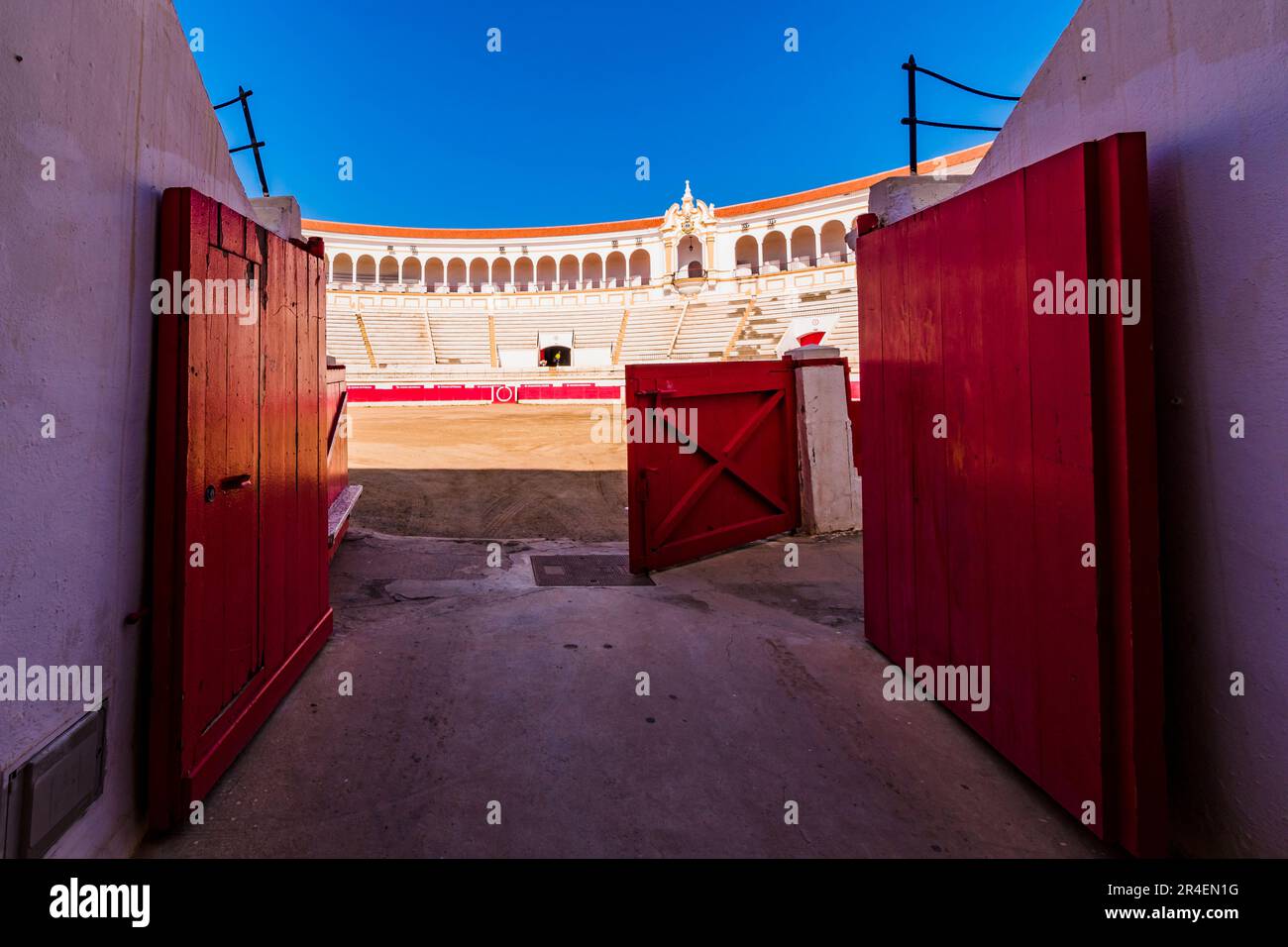 Arena oder Ruedo, ein Feld mit dicht gepacktem zerdrücktem Felsen, Albero, das die Bühne für den Stierkampf ist. Die Stierkampfarena von Melilla, auch bekannt als Moschee Stockfoto