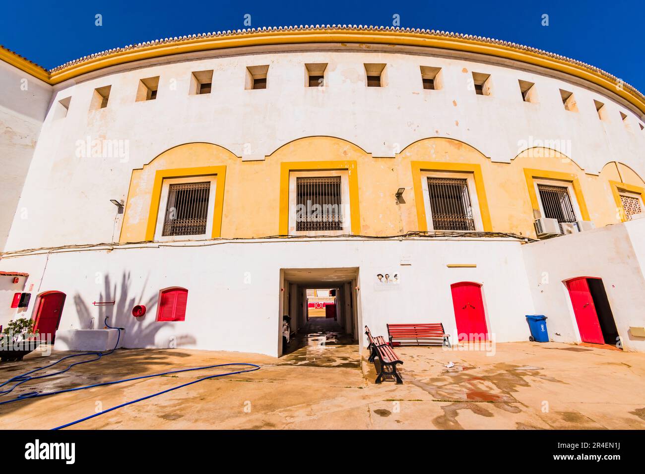 Patio de Cuadrillas, Ort, wo sich die Teilnehmer des Stierkampfs treffen. Die Stierkampfarena von Melilla, auch bekannt als die Moschee des Stierkampfes, Mezq Stockfoto