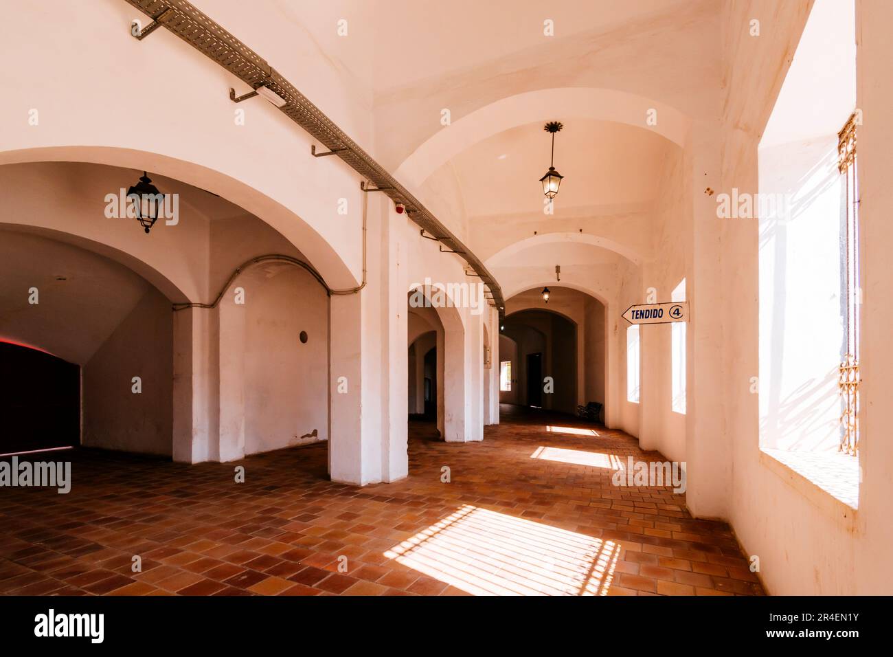 Kreisförmige Korridore innerhalb der Stierkampfarena, die mit den Tribünen kommunizieren. Die Stierkampfarena von Melilla, auch bekannt als die Moschee des Stierkampfs, Mezquit Stockfoto