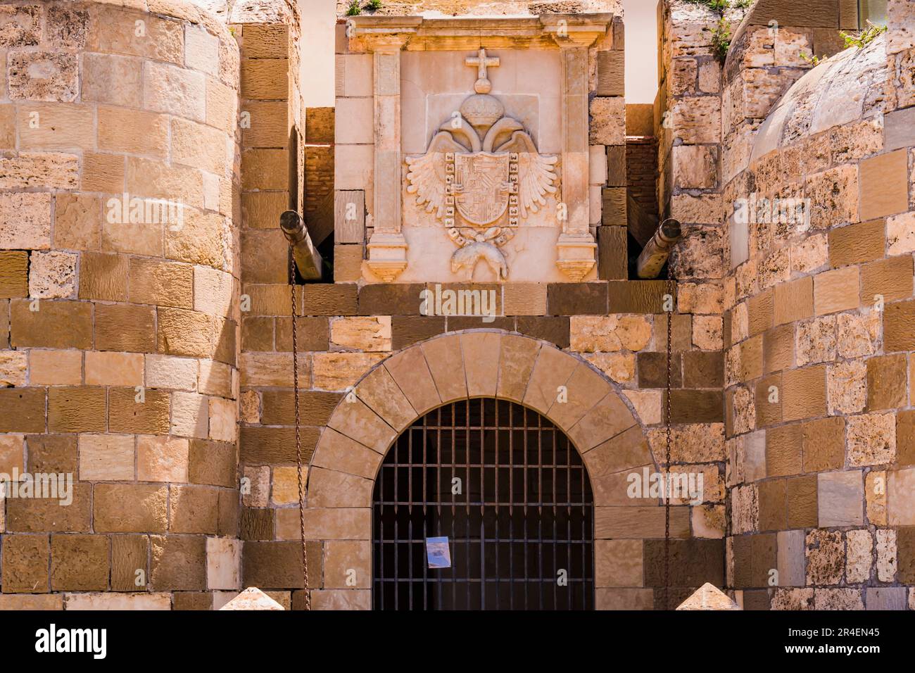 Die Puerta de Santiago ist die Zugangstür zur ersten befestigten Einhausung von der zweiten befestigten Einhausung zur spanischen Zitadelle Melilla la VI Stockfoto