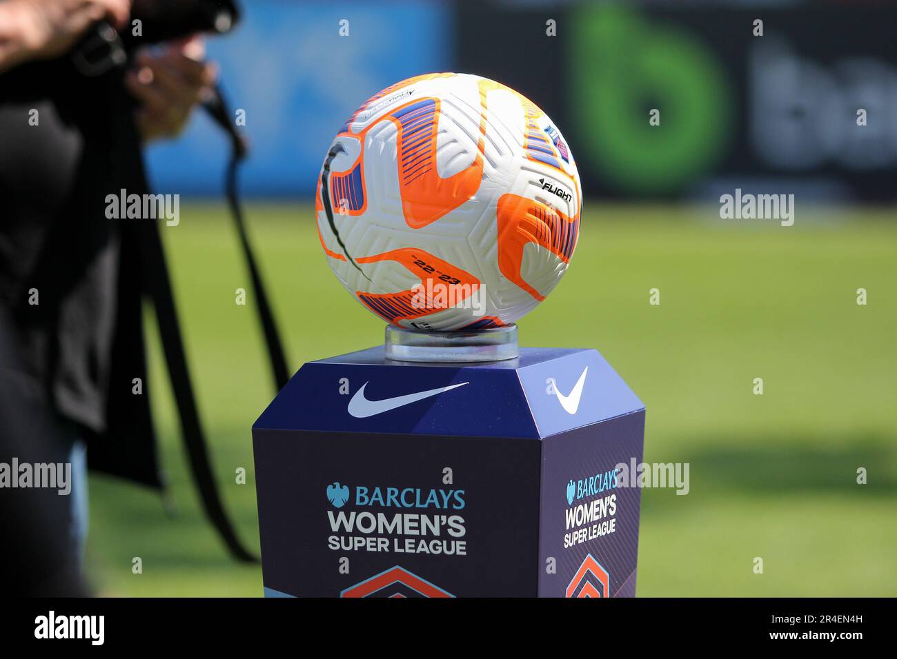 London, Großbritannien. 27. Mai 2023. Chigwell Construction Stadium, London, England, Mai 27. 2023: Match Ball Before the FA Frauen Super League Game zwischen West Ham United und Tottenham Hotspur im Chigwell Construction Stadium in London, England am 27. 2023. Mai (Sean Chandler/SPP) Guthaben: SPP Sport Press Photo. Alamy Live News Stockfoto