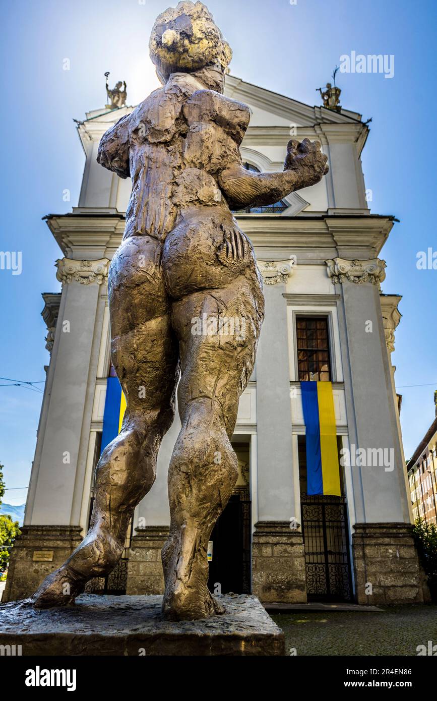 Mozart - eine Hommage, Skulptur vor St. Markuskirche am Ursulinenplatz in Salzburg, Osterreich. Das Kunstwerk wurde 2005 vom deutschen Künstler und Bildhauer Markus Lüpertz im Rahmen des Salzburger Kunstprojekts geschaffen und zeigt Mozart mit dem Körper einer Frau Stockfoto