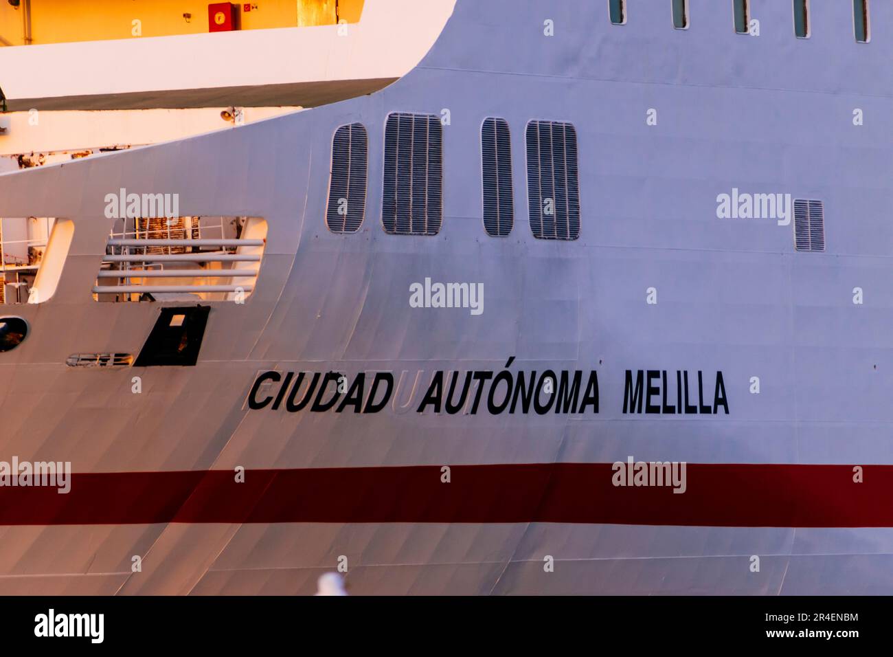 Die Fähre „Ciudad Autónoma de Melilla“ der Trasmediterranea Company liegt am Kai des Hafens von Melilla. Melilla, Ciudad Autónoma de Melilla, Spa Stockfoto