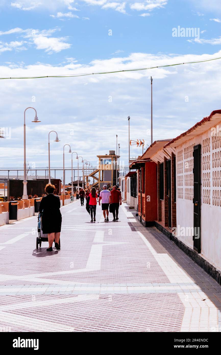 Wachturm am Ende der Promenade neben der Grenze zu Marokko. Melillas Grenze und sein Äquivalent in Ceuta, ebenfalls an der Grenze zu Marokko, sind die Stockfoto