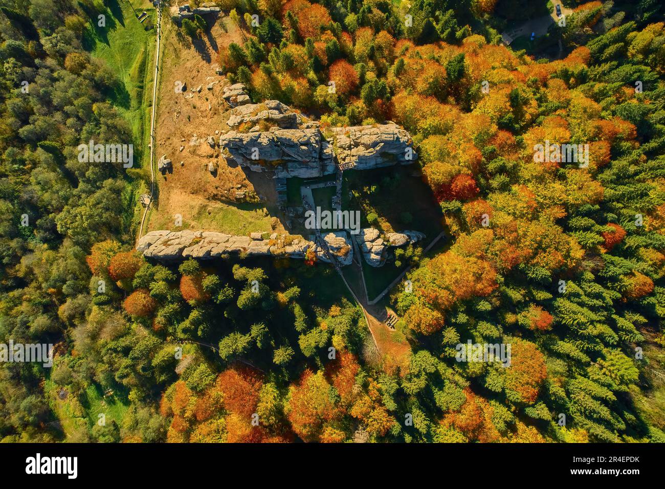 Luftaufnahme von Drohne zur Festung Tustan - Archäologisches und Naturdenkmal von nationaler Bedeutung im Dorf Urych im Herbst, Ukraine. Land Stockfoto