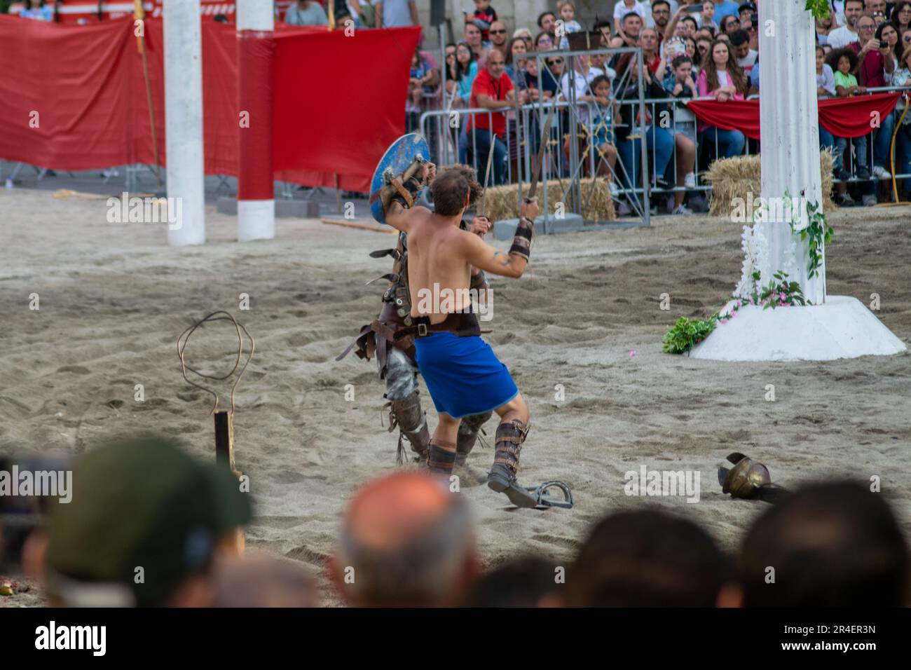 Römische Spiele, Gladiatoren kämpfen um Leben, Theaterkämpfe römischer Gladiatoren. Kriegsspiele. Gladiatoren treten für Menschenmassen auf. Erwachsene Männchen kämpfen. Stockfoto