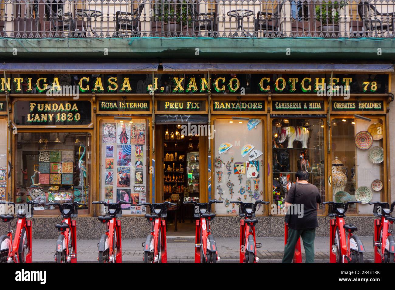 Malerischer Laden mit Vintage-Schildern auf den Las Ramblas in Barcelona, Spanien. Stockfoto