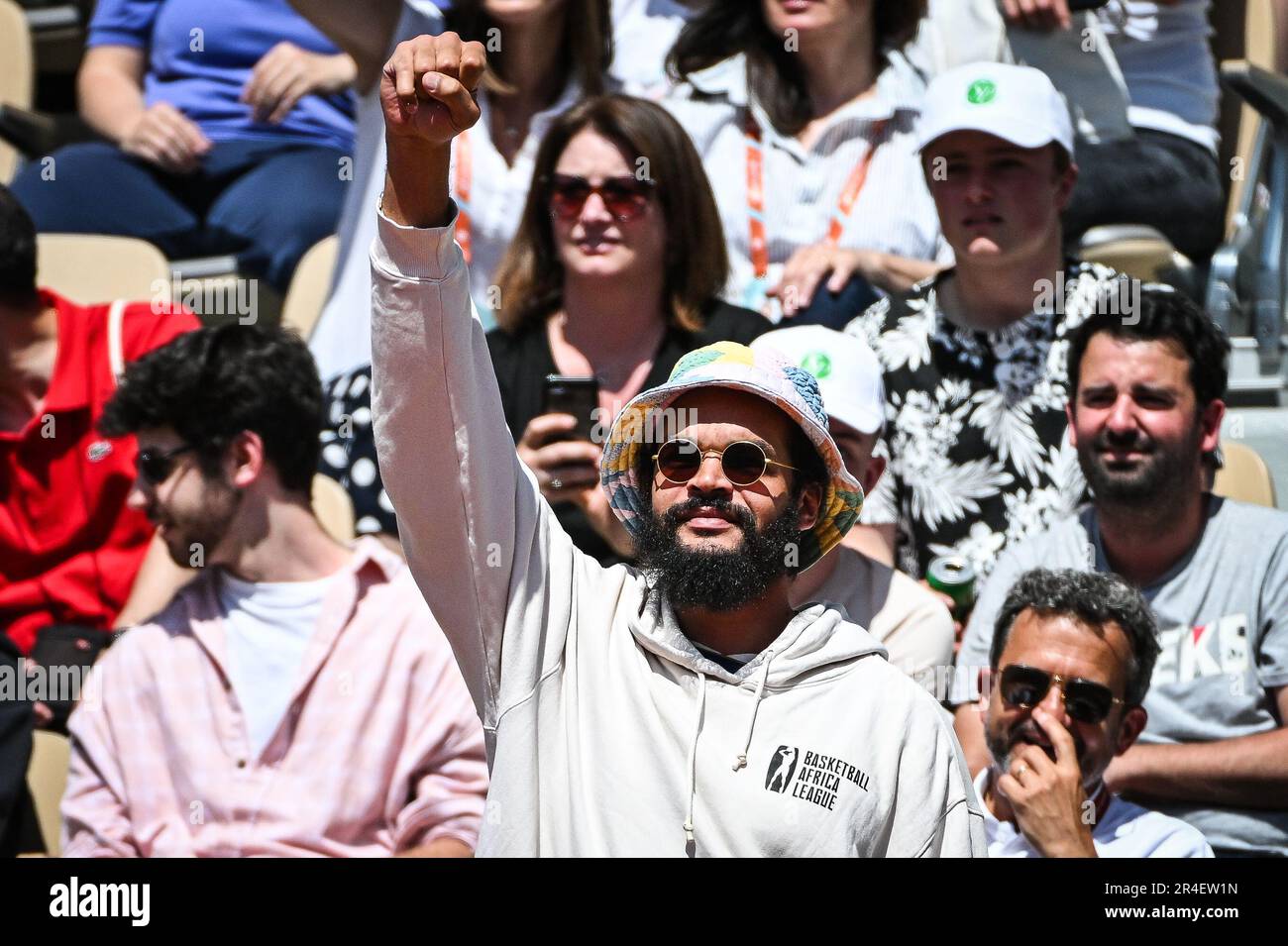 Paris, Frankreich, Frankreich. 27. Mai 2023. Ehemaliger französisch-amerikanischer Basketballspieler Joakim NOAH während des Konzerts seines Vaters, des französischen Sängers und ehemaligen Tennisspielers Yannick NOAH bei Roland-Garros 2023, French Open 2023, Grand-Slam-Tennisturnier im Roland-Garros-Stadion am 27. Mai 2023 in Paris, Frankreich. (Kreditbild: © Matthieu Mirville/ZUMA Press Wire) NUR REDAKTIONELLE VERWENDUNG! Nicht für den kommerziellen GEBRAUCH! Stockfoto