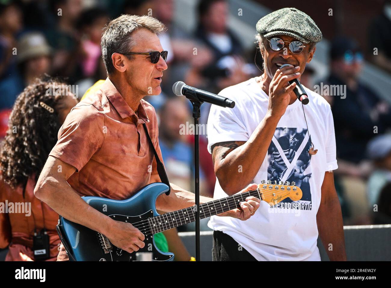 Paris, Frankreich, Frankreich. 27. Mai 2023. Französischer Sänger und ehemaliger Tennisspieler Yannick NOAH zusammen mit dem ehemaligen schwedischen Tennisspieler Mats WILANDER treten auf der Bühne während eines Konzerts bei Roland-Garros 2023, French Open 2023, Grand-Slam-Tennisturnier im Roland-Garros-Stadion am 27. Mai 2023 in Paris auf. (Kreditbild: © Matthieu Mirville/ZUMA Press Wire) NUR REDAKTIONELLE VERWENDUNG! Nicht für den kommerziellen GEBRAUCH! Stockfoto