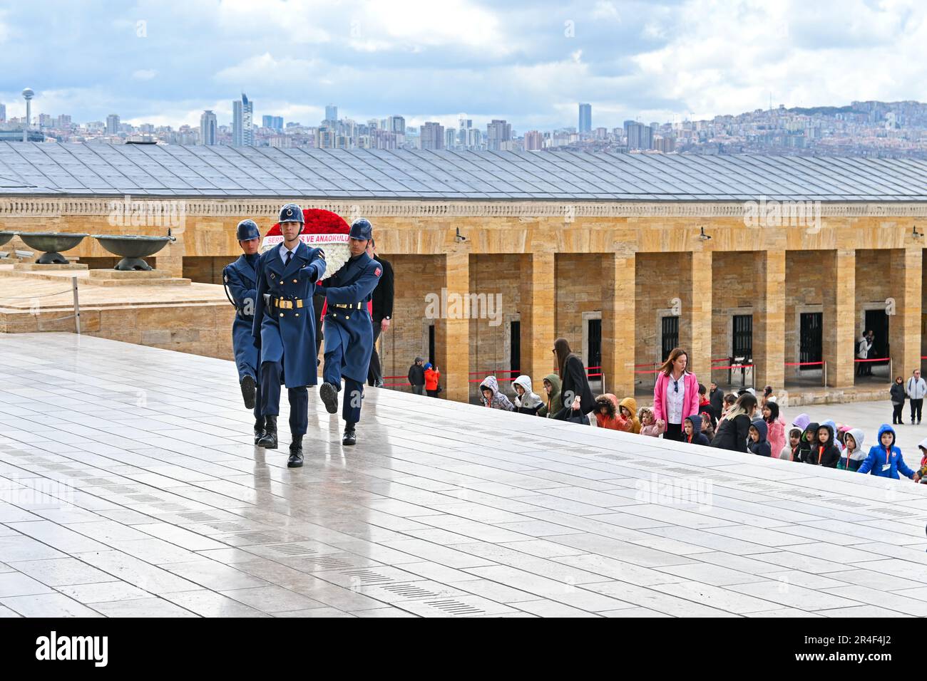 Mitglieder der Garde und Zeremonie-Gesellschaft tragen einen Kranz, der in die Ehrenhalle in Anıtkabir, Ankara, Türkei, gestellt wird Stockfoto