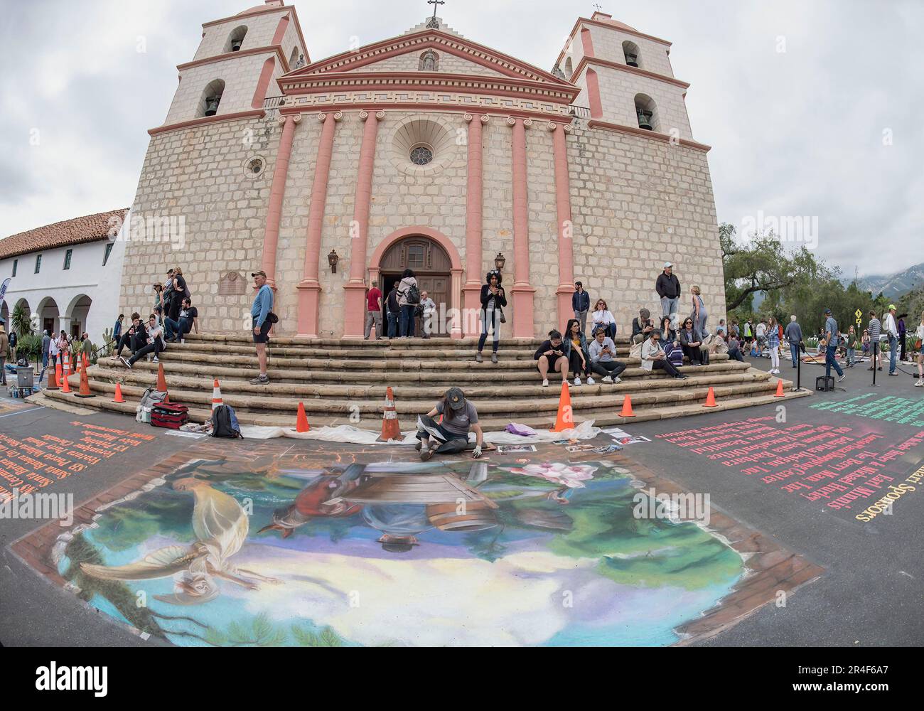 Santa Barbara, Kalifornien, USA. 28. Mai 2023. I Madonnari, ein malerisches Kreidemalerei-Festival, begann sein 37. Jahr über das Memorial Day-Wochenende in der Santa Barbara Mission. Die dreitägige Veranstaltung ist eine Spendenaktion für Kunstprogramme in den Schulen des Santa Barbara County. (Kreditbild: © PJ Heller/ZUMA Press Wire) NUR REDAKTIONELLE VERWENDUNG! Nicht für den kommerziellen GEBRAUCH! Stockfoto