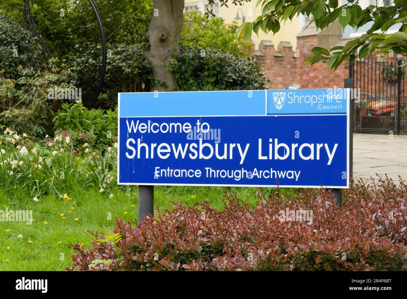 Shrewsbury, Großbritannien - 4. Mai 2023; zweifarbiges blaues Schild mit Text für „Welcome to Shrewsbury Library“ und „Shropshire Council“-Logo Stockfoto