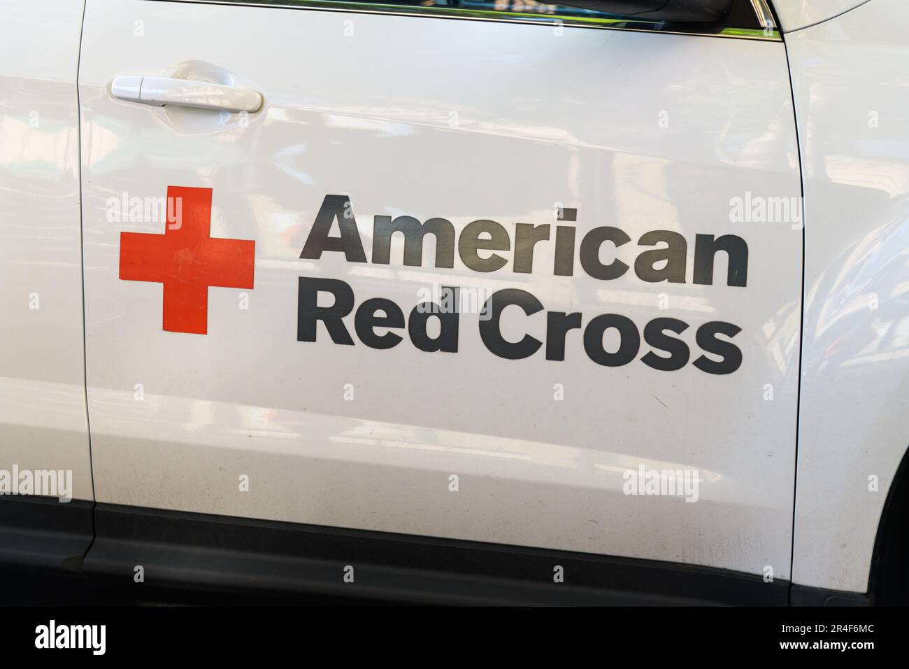 Walla Walla, WA, USA - 24. Mai 2023; Name und Logo des amerikanischen Roten Kreuzes an der Autotür Stockfoto