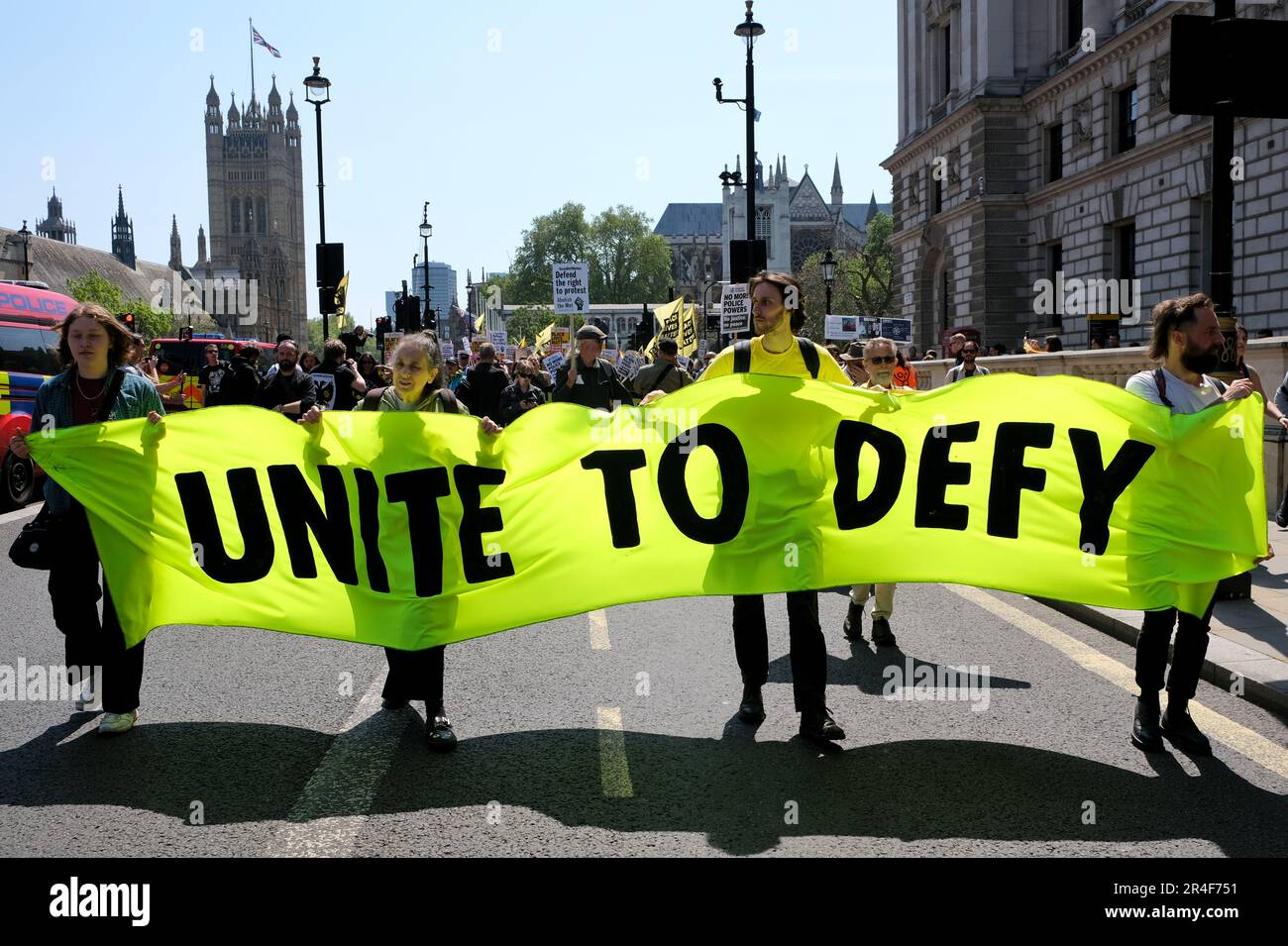 London, Großbritannien. 27. Mai 2023. Aktivisten aus verschiedenen Organisationen, darunter Republik, Extinction Rebellion (XR), Just Stop Oil (JSO) und Black Lives Matter (BLM), marschierten gegen den Gesetzentwurf zur öffentlichen Ordnung, der vor kurzem in königlichem Aufstieg erschienen ist. Und andere Regierungsgesetze, von denen Demonstranten behaupten, dass sie friedliche Proteste einschränken, indem sie Handlungen wie das Festmachen und die Ausweitung von Stop-and-Sach-Mächten kriminalisieren. Kredit: Elfte Stunde Fotografie/Alamy Live News Stockfoto