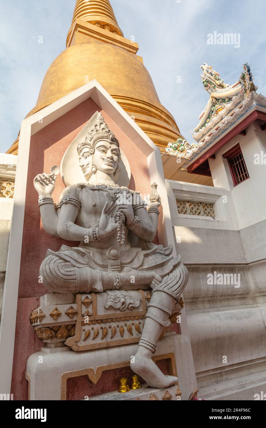 Golden Chedi (Stupa) von Wat Bowonniwetwiharn Ratchaworawiharn (Wat Bowonniwet Vihara) - großer thailändischer buddhistischer Tempel in Bangkok, Thailand Stockfoto