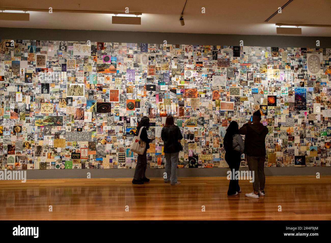 Kunstausstellung in MAVI (Museo de Artes Visuales) in Santiago, Chile: "Es ist besser, sich das Ende der Welt vorzustellen als das Ende des Kapitalismus" Stockfoto
