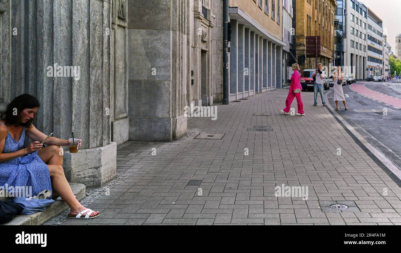 Offene Straßenszene mit Modefotos mit zwei Models in Köln. Stockfoto