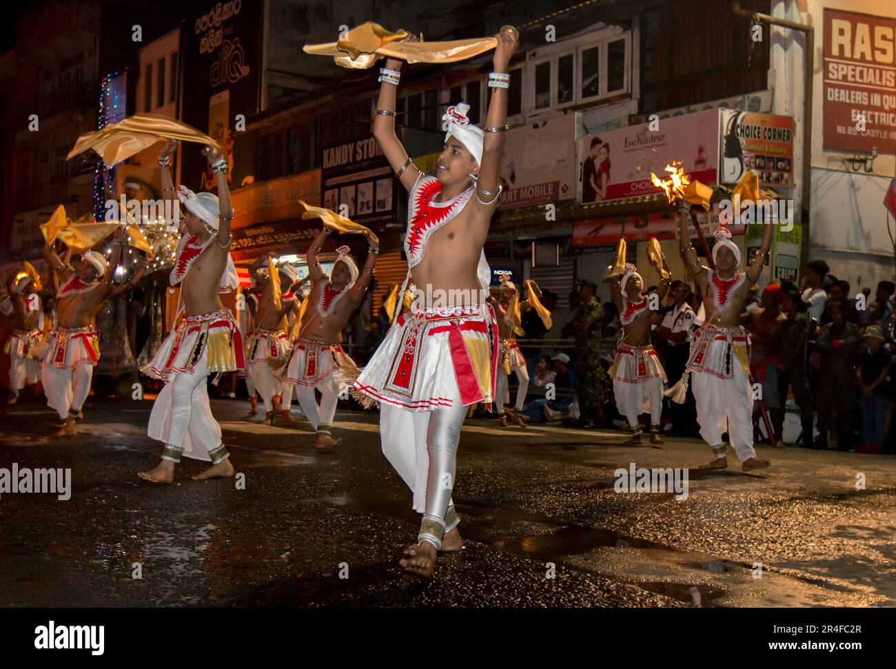 Thalampotakaruwo (Cymbal Players) treten während der buddhistischen Esala Perahera durch die Straßen von Kandy in Sri Lanka auf. Stockfoto