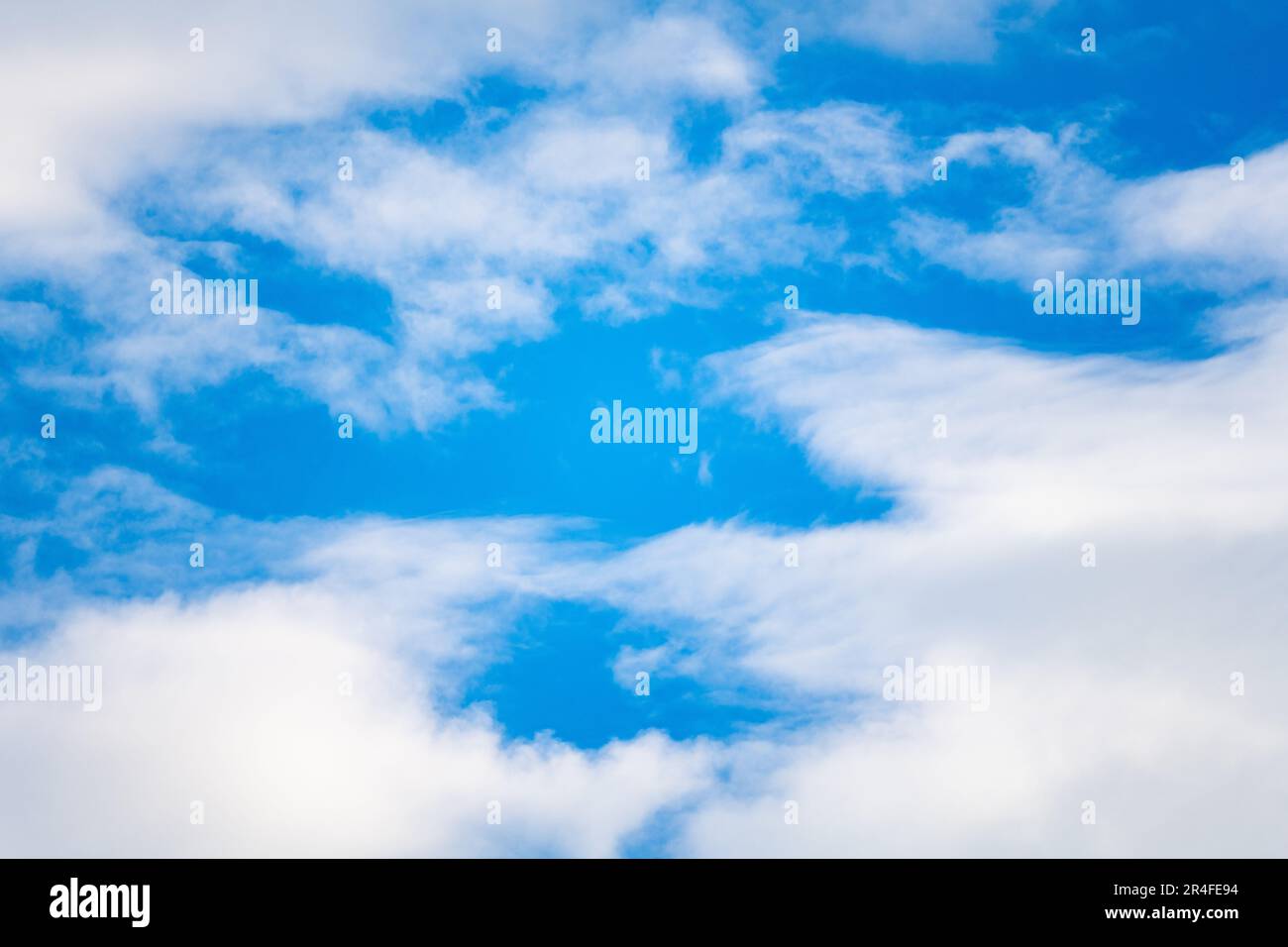 Wolken am blauen Himmel. Natürlicher Hintergrund mit Platz für Titel oder Beschreibung. Stockfoto