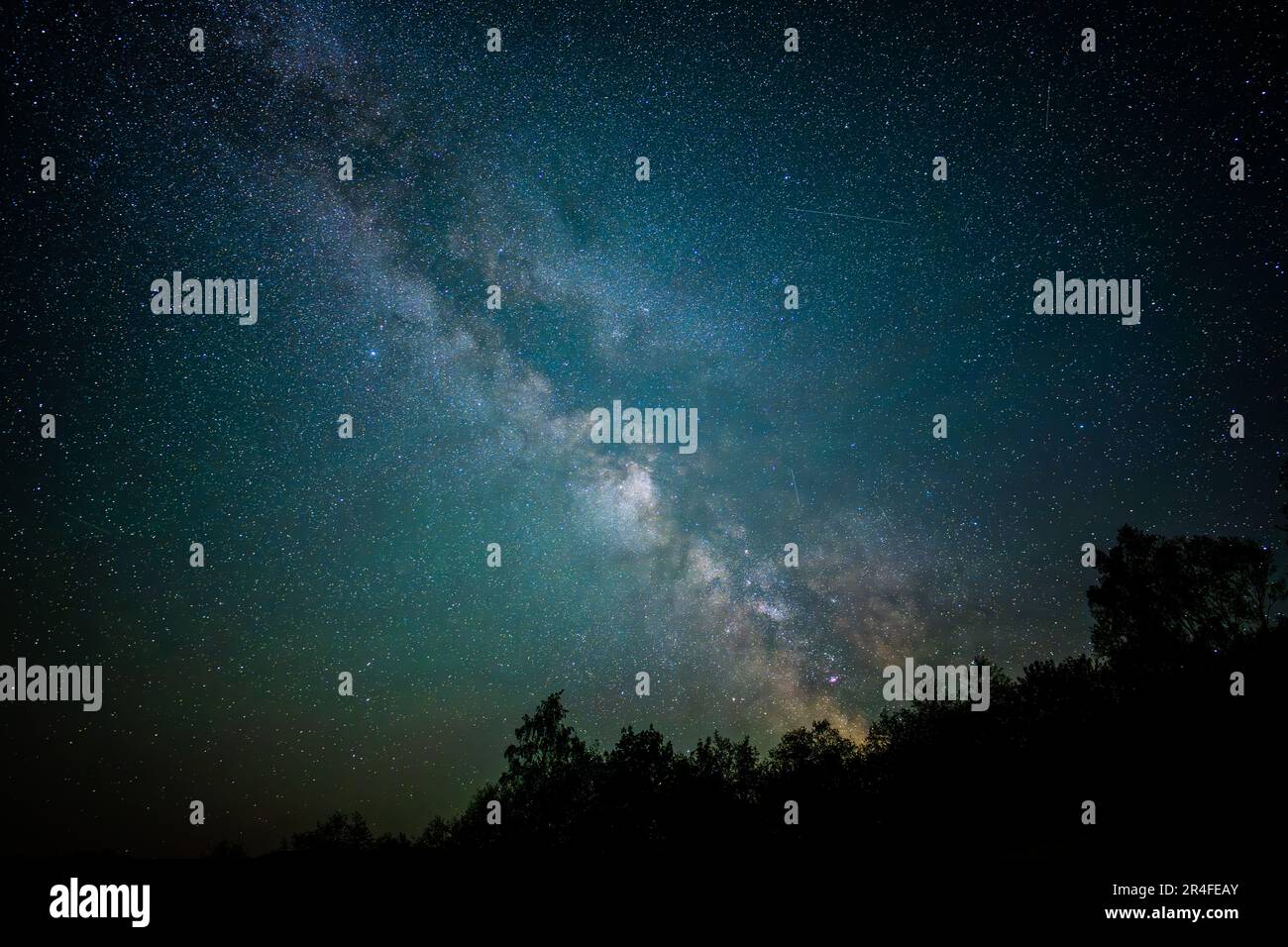 Dunkler Himmel voller Sterne mit der Milchstraße. Karpaten, Polen. Stockfoto