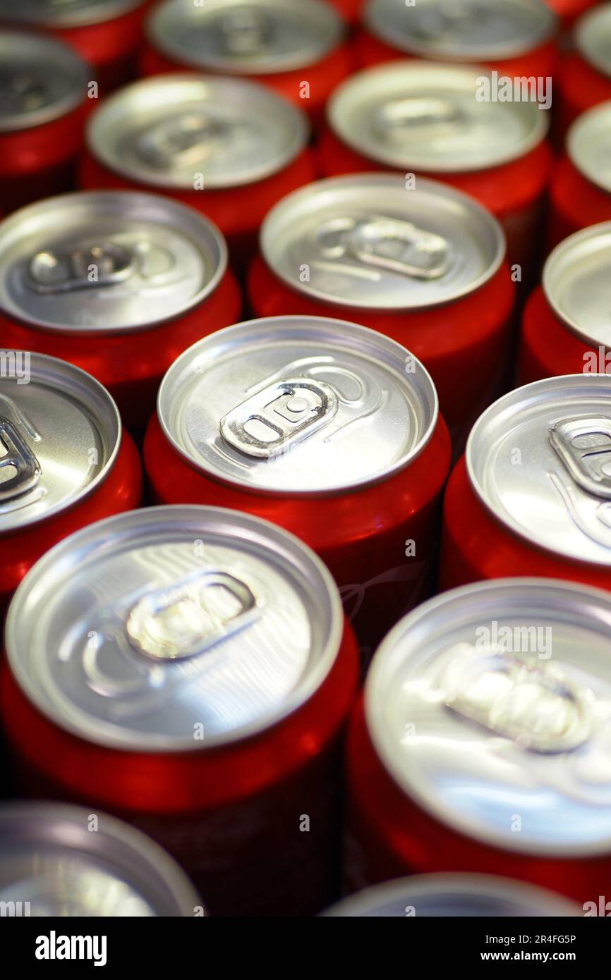Dosen mit alkoholfreien Getränken in Schlange, Stockfoto