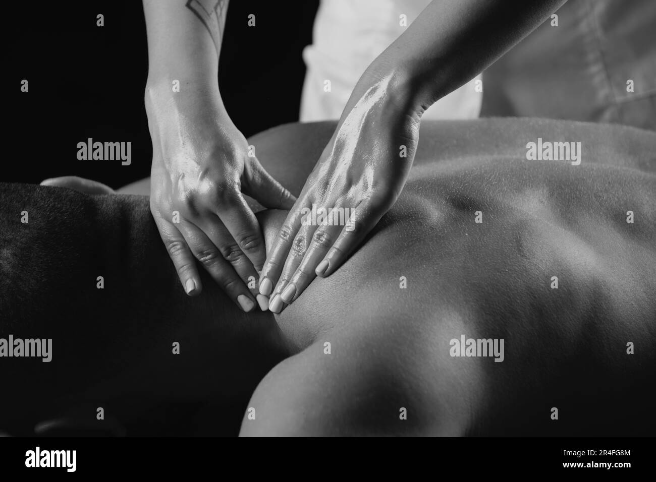 Massage für Männer. Physiotherapeut massiert männliche Schulter. Stockfoto