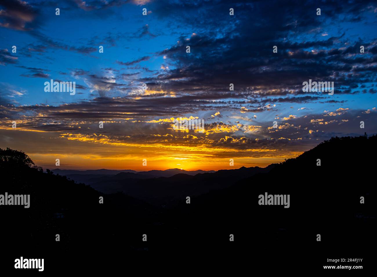 Sonnenuntergang in den Bergen mit Wolken am Himmel Stockfoto