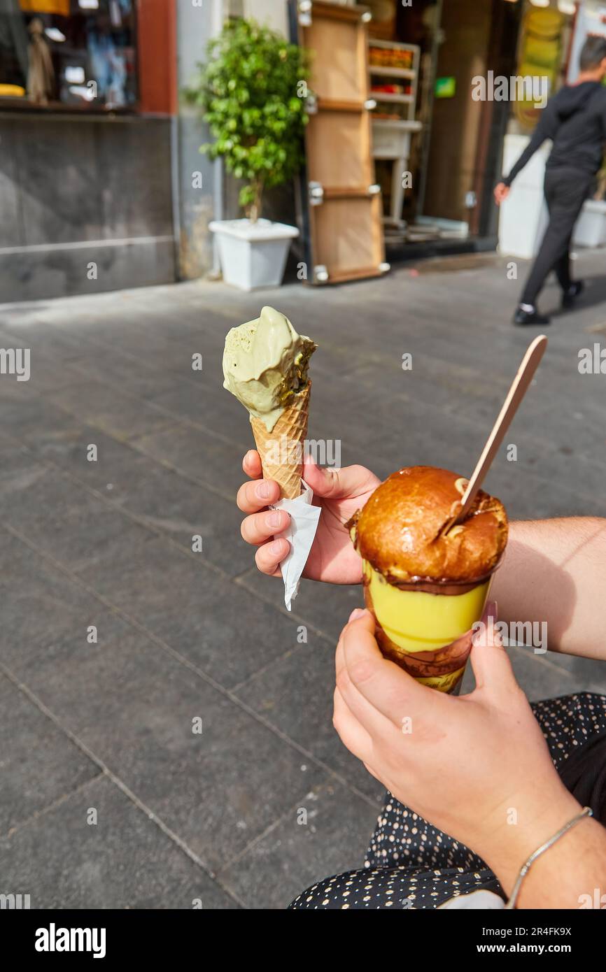 Eiskegel mit Minzpistazienfarbe in der Stadt. Sommerliche kalte Erfrischung. Köstliches Essen. Stockfoto