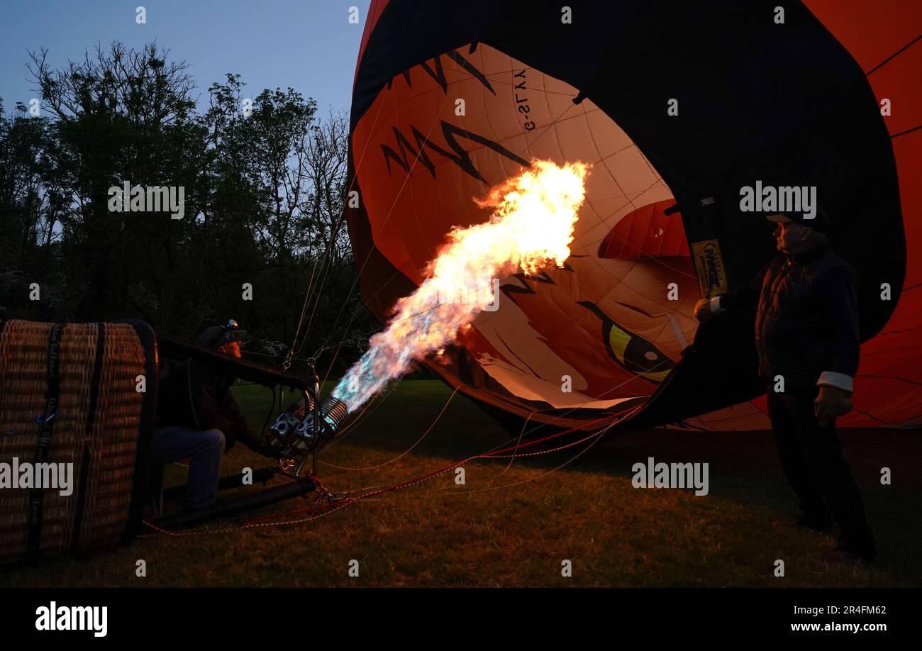 Eine Heißluftballoncrew bereitet ihren Ballon vor, um beim Isle of Wight Balloon Festival im
