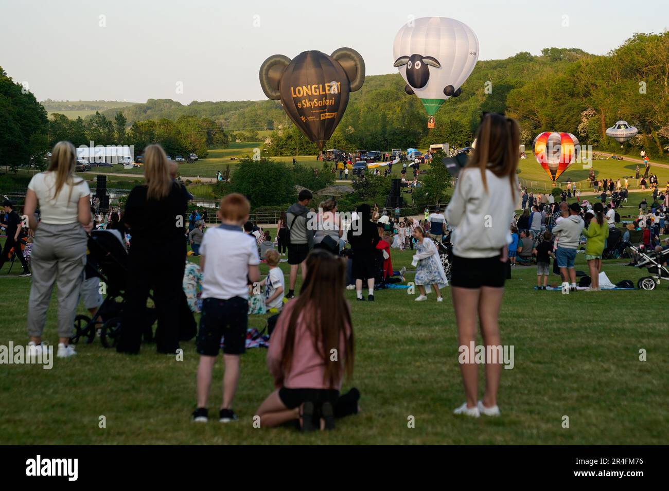 Heißluftballons nehmen beim Isle of Wight Balloon Festival im Robin Hill Country Park auf der