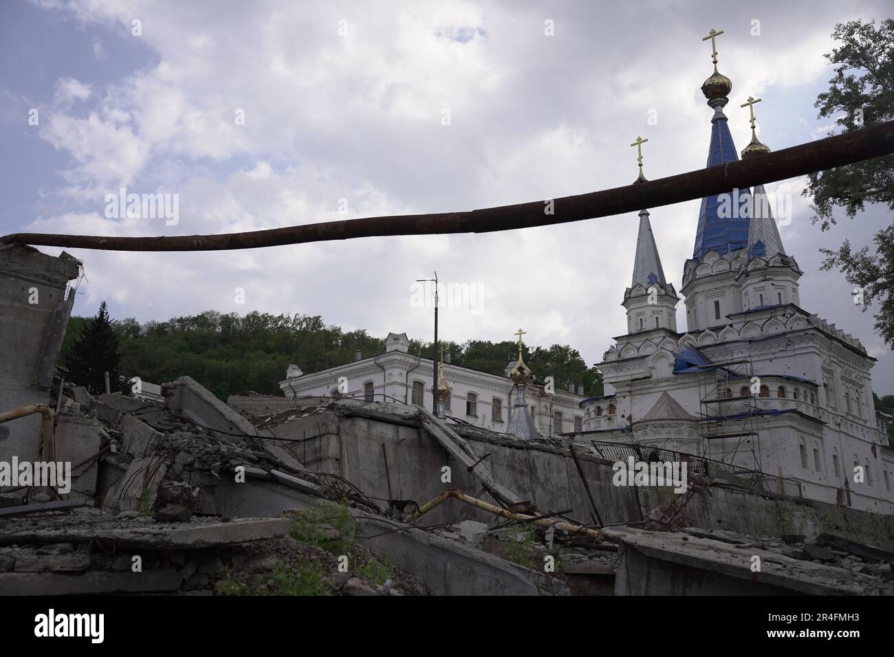 Die zerstörte Stadt Sviatohirsk in der Region UkraineÕs Donbass. Erst vor ein paar Monaten wurde es von russischen Truppen besetzt. Die UkraineÕs-Armee befreite die Stadt, aber die Narben des Krieges sind noch da. Stockfoto