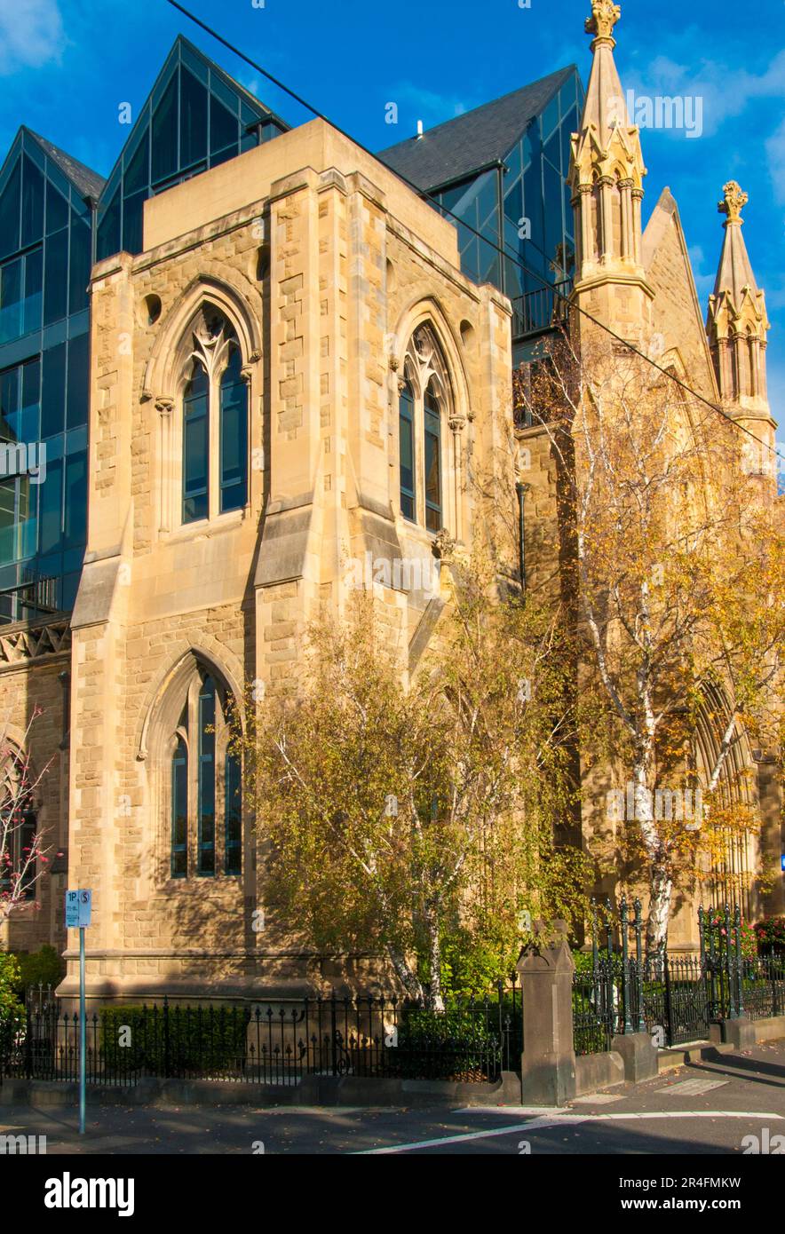 Ehemalige Cairns Memorial Church (1888), umgebaut in gehobene Apartments in Powlett Street, East Melbourne, Victoria Stockfoto