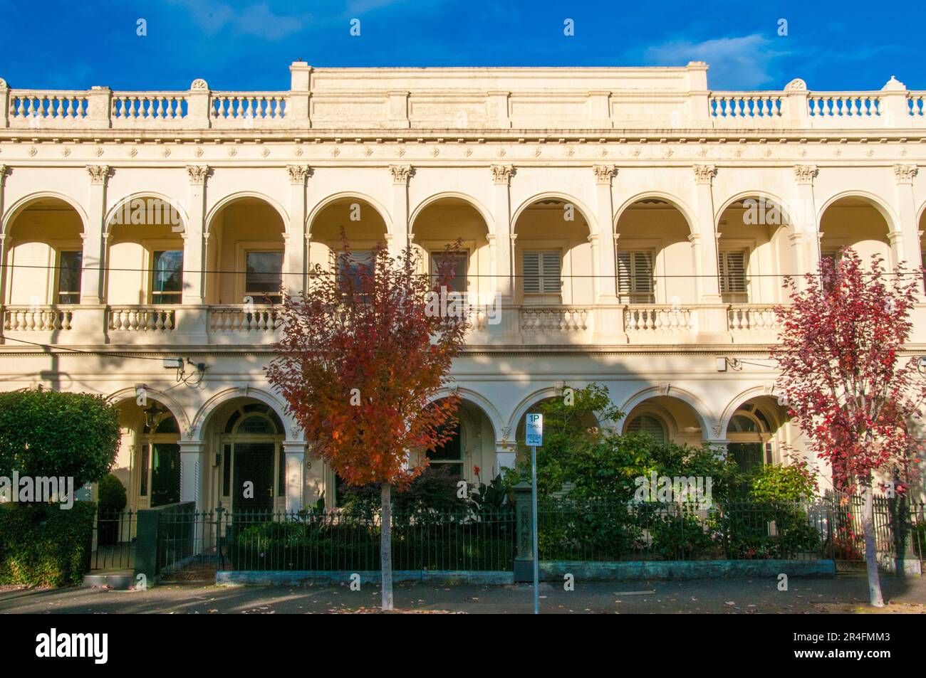 Terrassenhäuser aus der viktorianischen Ära in der Powlett Street, East Melbourne, Victoria, Australien Stockfoto