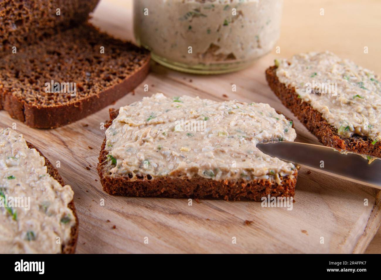 Scheiben von gespritztem Roggenbrot auf Holzhintergrund Stockfoto
