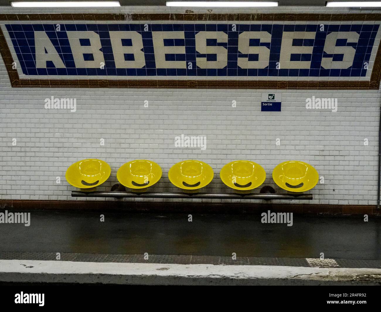 Atemberaubend schöne Abbesses (Paris Métro), öffentliche Verkehrsmittel Station, Frankreich. Einheimische, Touristen und Touristen Stockfoto