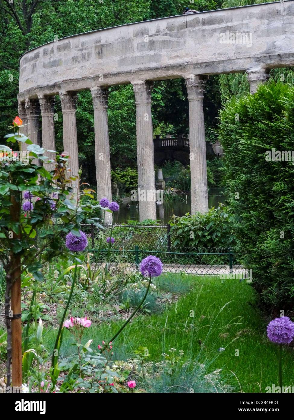 Architektonische klassische korinthische Säulen im wunderschönen Parc Monceau, paʁk mɔ̃so, in Paris, Frankreich Stockfoto