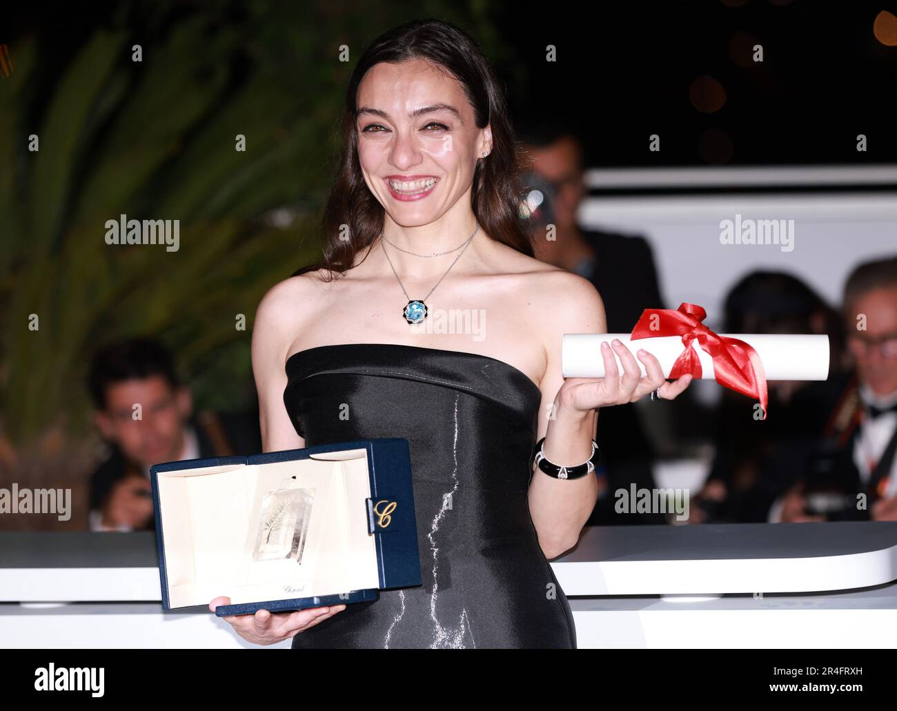 Cannes, Frankreich. 27. Mai 2023. Die türkische Schauspielerin Merve Dizdar posiert bei einem Fotoanruf, nachdem sie den Preis für die beste Schauspielerin für ihre Rolle im Film „Kuru Otlar Ustune“ (über trockenes Gras) während der Abschlusszeremonie der 76. Ausgabe des Filmfestivals von Cannes in Cannes, Südfrankreich, am 27. Mai 2023 gewonnen hat. Kredit: Gao Jing/Xinhua/Alamy Live News Stockfoto