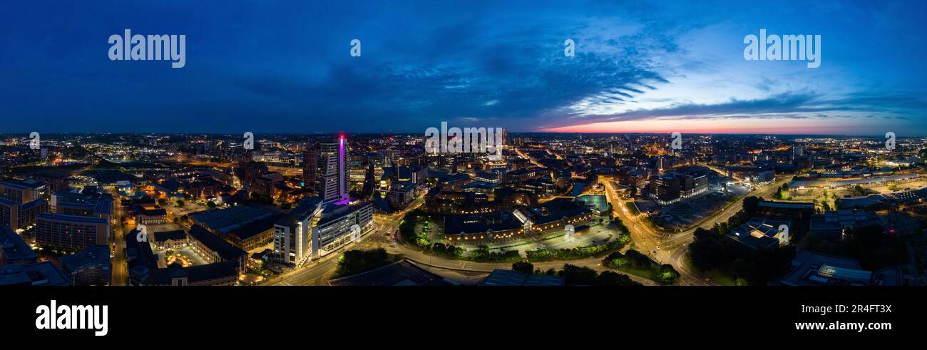Ein faszinierender Blick auf die bei Nacht beleuchtete Skyline von Leeds, die hohen Gebäude und der Panoramadach sorgen für eine beeindruckende Architektur Stockfoto