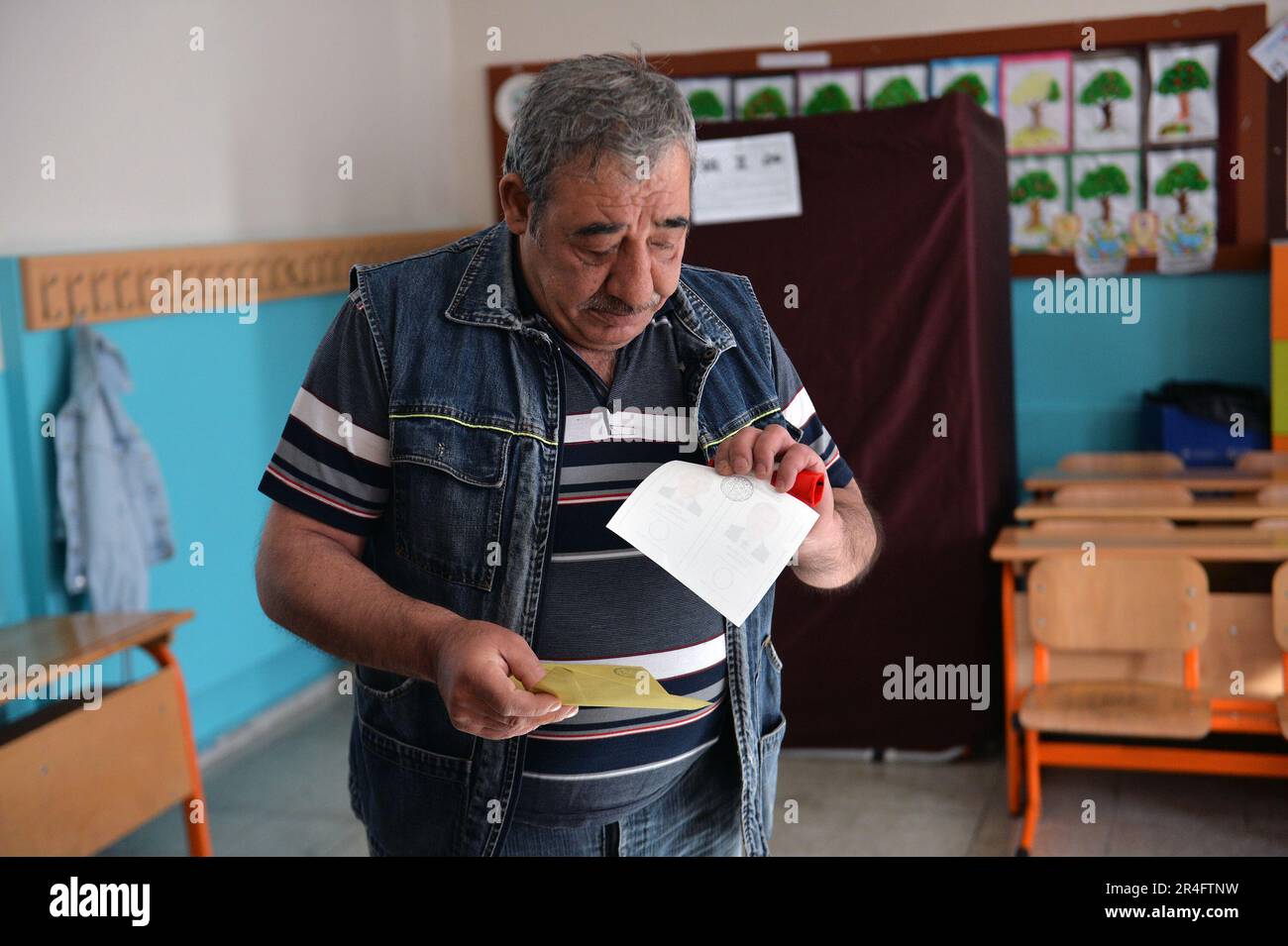 (230528) -- ANKARA, 28. Mai 2023 (Xinhua) -- Ein Mann gibt eine Stimme in einem Wahllokal in Ankara, T¨¹rkiye, 28. Mai 2023 ab. Die Abstimmung beginnt in der Präsidentschaftsrunde von T¨¹rkiye am Sonntag, in der der amtierende Präsident Recep Tayyip Erdogan und sein führender Kandidat Kemal Kilicdaroglu um das Präsidentenamt kandidieren. (Mustafa Kaya/Unterlagen über Xinhua) Stockfoto