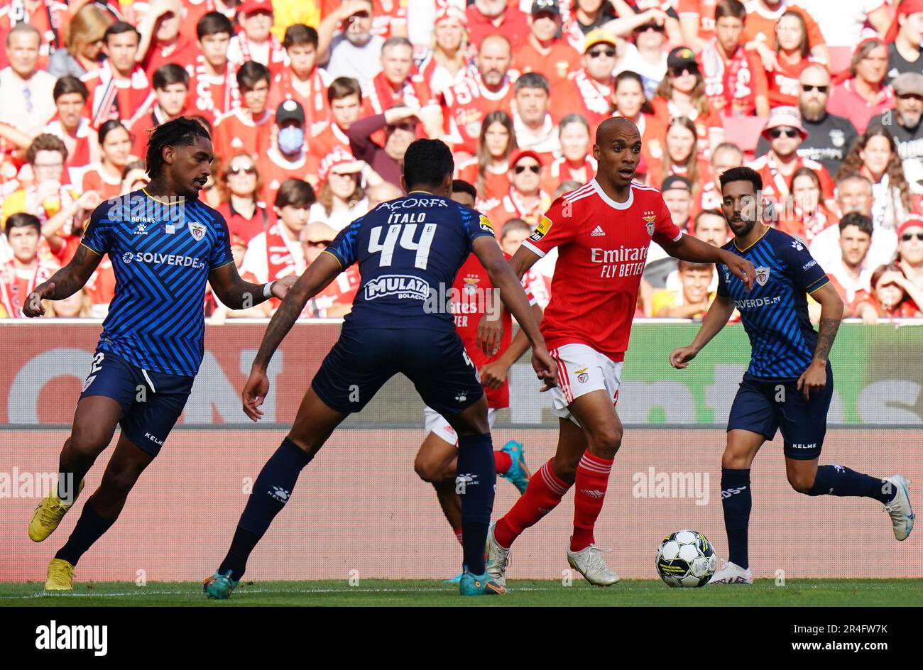 Lissabon, Portugal. 27. Mai 2023. Joao Mario (2. R) von Benfica Vis with Italo Assis of Santa Clara (2. l) während des Fußballspiels der Portugiesischen Liga zwischen SL Benfica und Santa Clara in Lissabon, Portugal, am 27. Mai 2023. Kredit: Pedro Fiuza/Xinhua/Alamy Live News Stockfoto