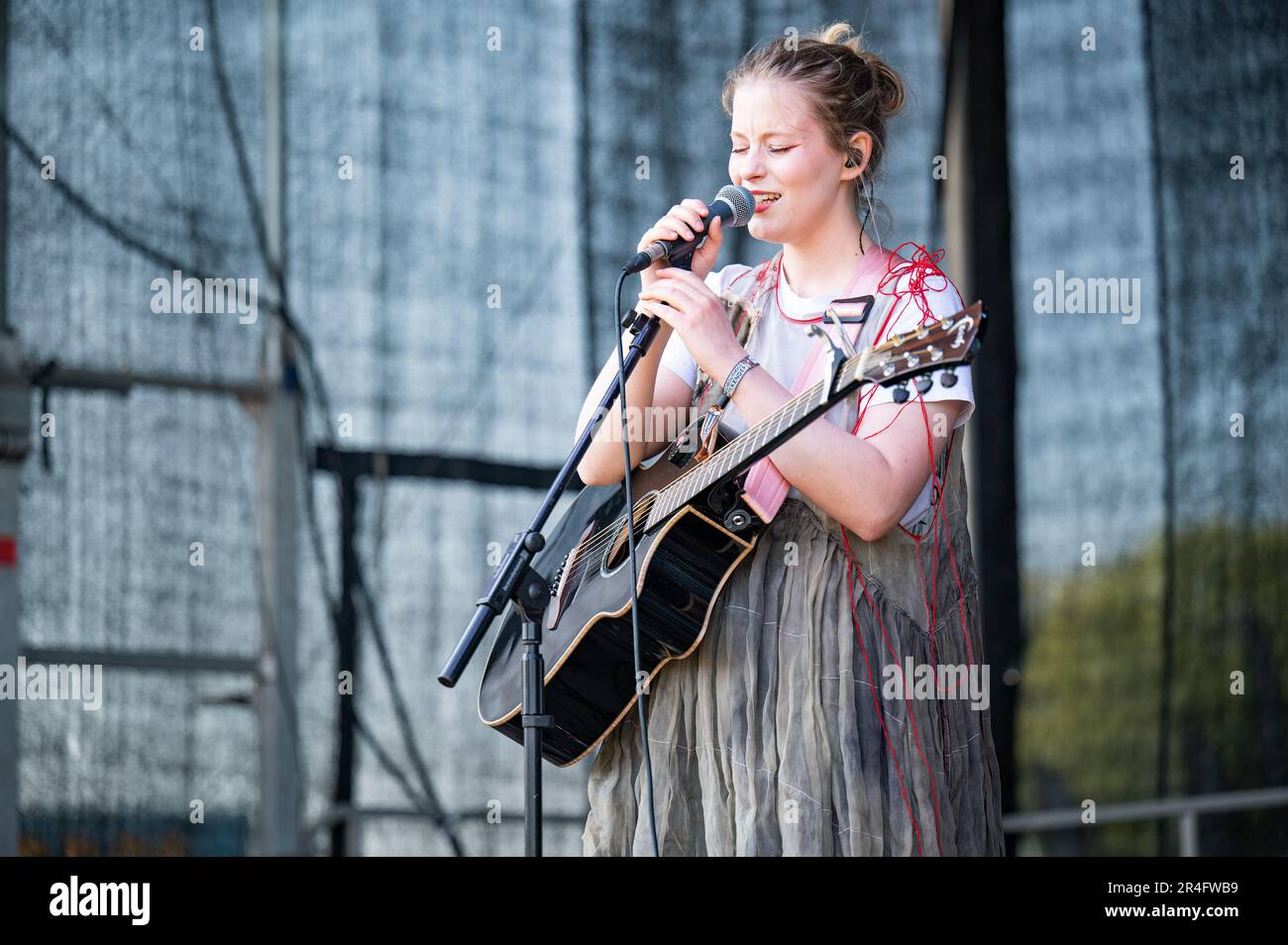 Warrington, Großbritannien. 27. Mai 2023 Paris Paloma auf der Viola Beach Bühne am 1. Tag von Warringtons NBHD Weekender Festival 2023, Kredit: Gary Mather/Alamy Live News Stockfoto