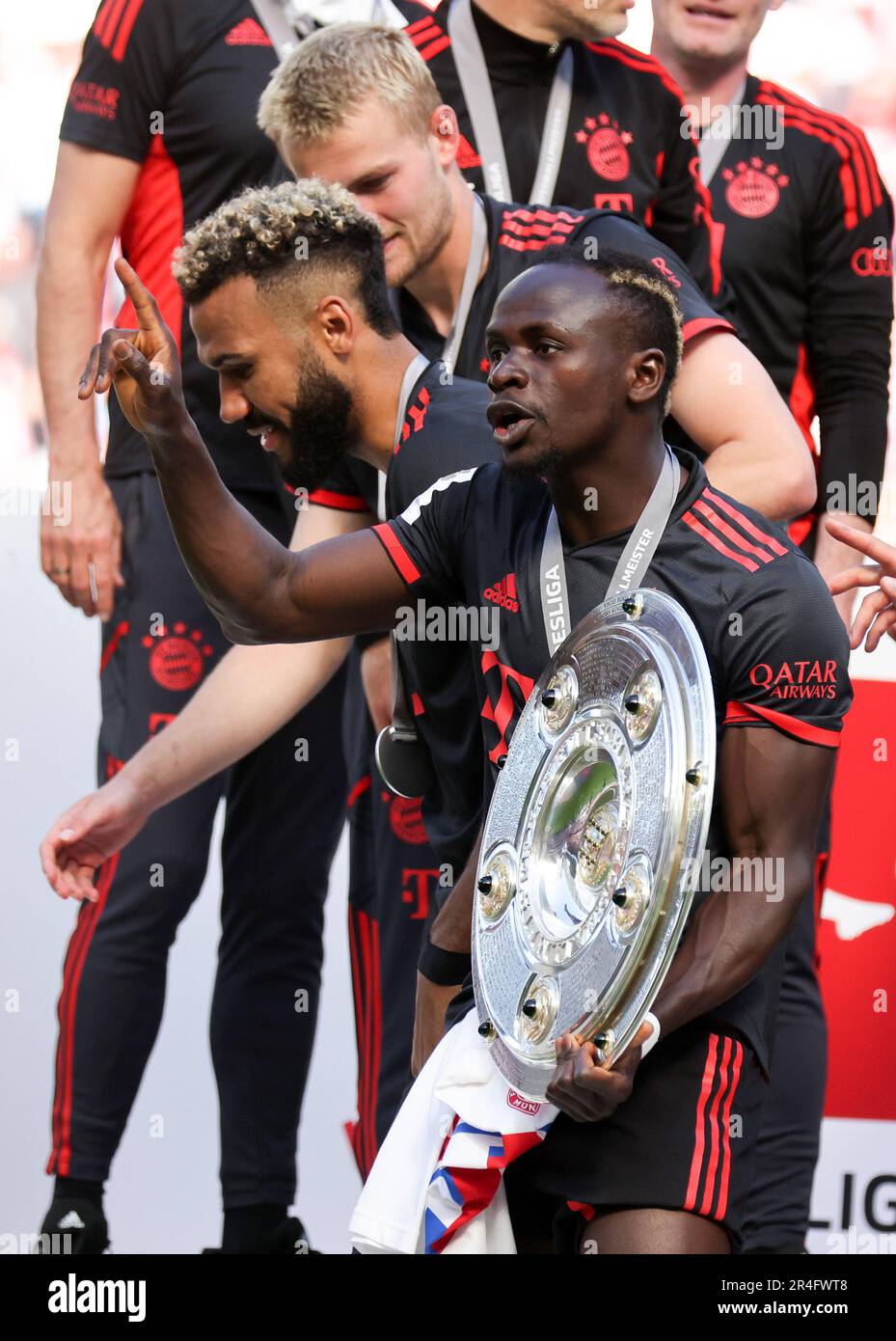 Sadio Mane der Bayern München Meisterschale Deutscher Meister 2023 FC Bayern MŸnchen feiert Fussball 1 . Bundesliga Saison 2022 / 2023 1. FC Kšln Köln - FC Bayern MŸnchen feiern nach dem Ende der Saison als Bundesliga-Champion © diebilderwelt / Alamy Stock Stockfoto