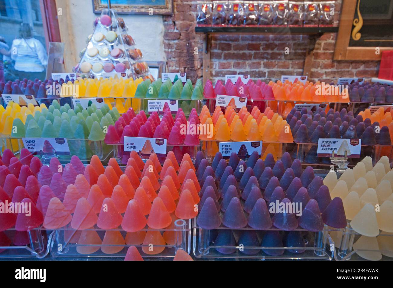 Konische Fruchtgelees (Cuberdons) zum Verkauf in Brügge, Flandern, Belgien Stockfoto