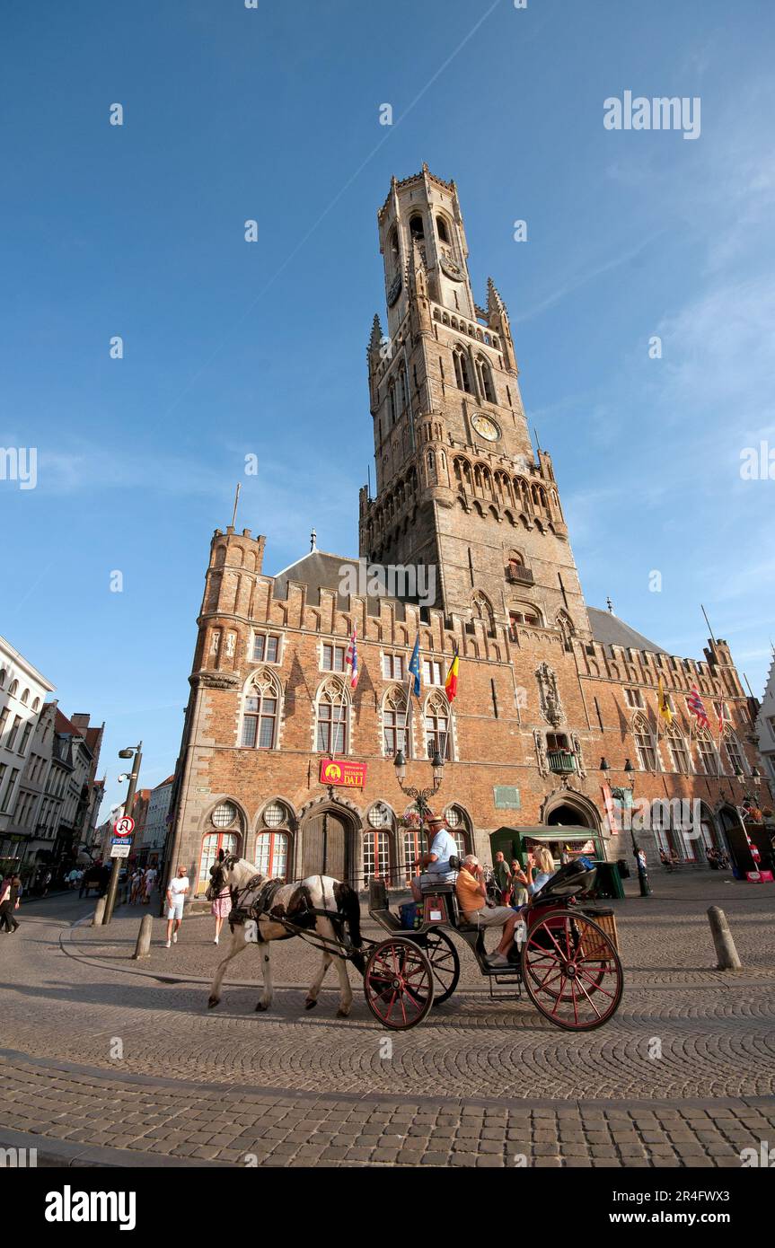 Pferdekutsche und Belfort Civic Tower (83 m) in Grote Markt, Brügge, Flandern, Belgien Stockfoto