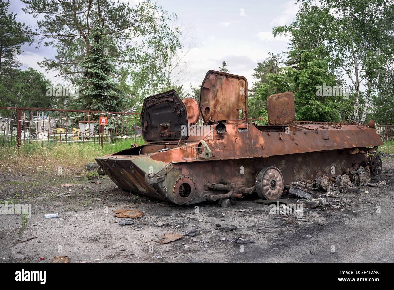 Swjatohirsk, Ukraine. 23. Mai 2023. Blick auf einen verbrannten Tank auf einem Friedhof in einer kürzlich besetzten Region der ukrainischen Donbass-Region. Die zerstörte Stadt Swjatohirsk in der ukrainischen Donezregion. Erst vor ein paar Monaten wurde es von russischen Truppen besetzt. Die ukrainische Armee befreite die Stadt, aber die Narben des Krieges bestehen noch. Kredit: SOPA Images Limited/Alamy Live News Stockfoto
